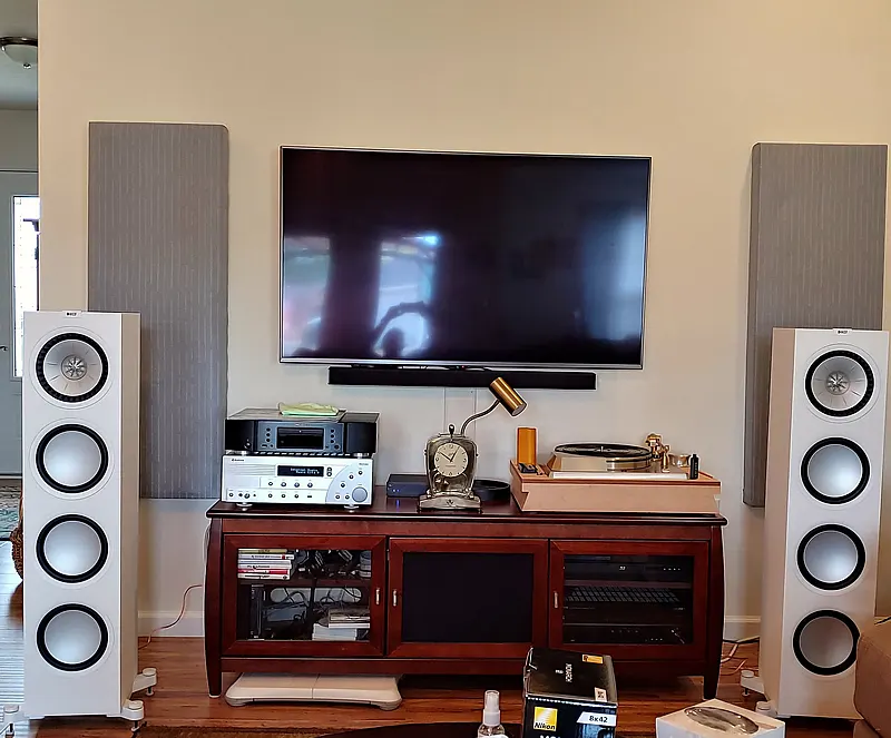 KEF Q950 white напольная акустическая система в интерьере