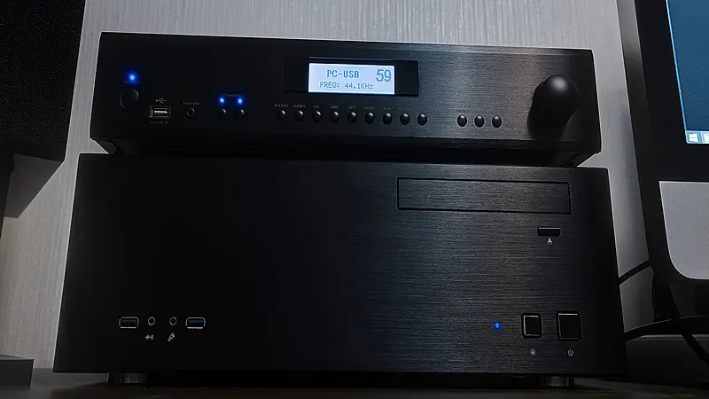 усилитель Rotel-A12MKII в hi-fi стойке